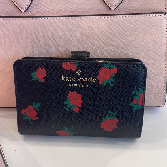 Kate Spade Madison Medium Compact Rose Toss Print Bifold Wallet
Black Multi
NWT - Picture 14 of 16